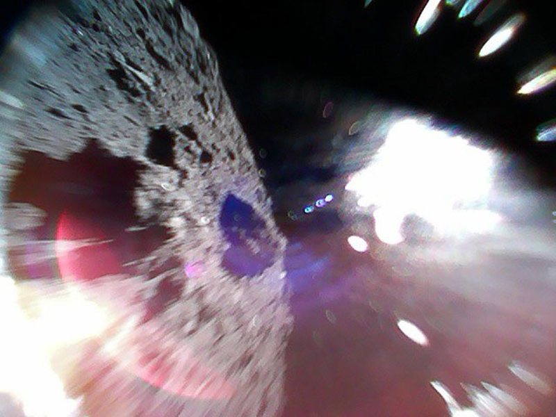 Imagen tomada por el rover Minerva II1B durante uno de sus saltos sobre la superficie del asteroide Ryugu.